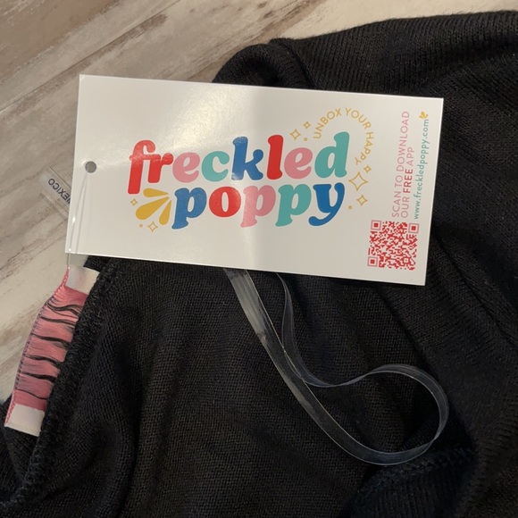 New with tags v-neck pheasant top - Picture 2 of 2